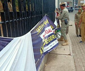 Petugas Satpol PP menertibkan spanduk liar di sepanjang Jl.Bouleverd Raya , Kelapa Gading. (deny)