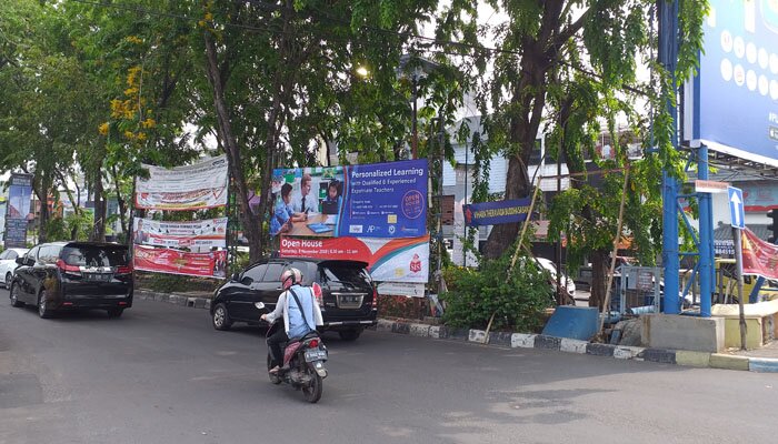 Spanduk dan baliho di sepanjang Jl.Bouleverd Raya, Kelapa Gading, banyak bertebaran. (deny)