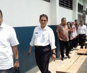 Staf Khusus Kemenkes RI Alexander K Ginting didampingi Sekda Kota Depok Hardiono saat melakukan sidak ke SMPN 20 Depok. (anton)