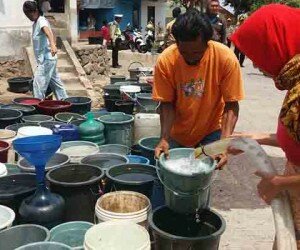 Puluhan ember besar milik warga Kelurahan Argasunya tersusun rapi menanti giliran saat pemberian air bersih oleh Polres Cirebon Kota.(darman)