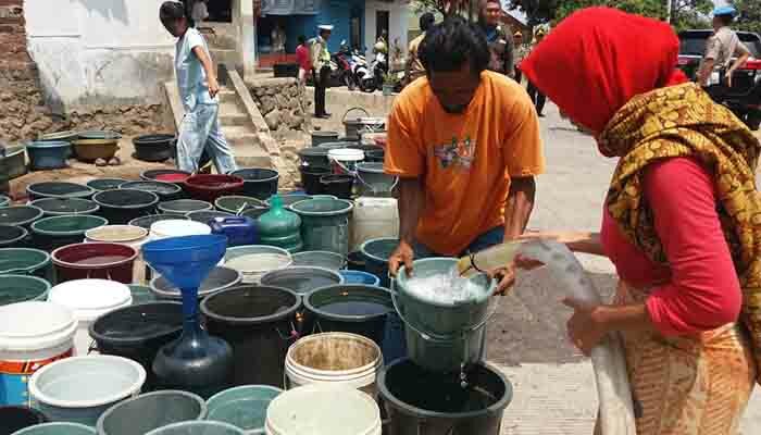 Puluhan ember besar milik warga Kelurahan Argasunya tersusun rapi menanti giliran saat pemberian air bersih oleh Polres Cirebon Kota.(darman)