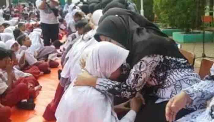 Sejumlah anak murid SDN Pondok Kacang Barat 03 saat melakukan sungkeman kepada guru di halaman sekolah. (anton)