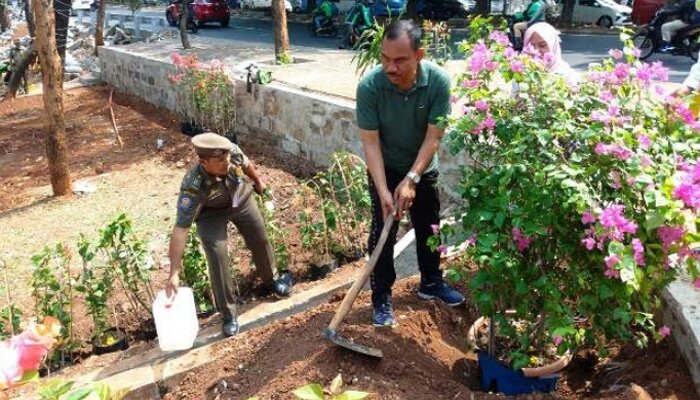 Camat Kebun Jeruk, Saumun di pembangunan taman di sisi fly over Jalan Panjang, Kebun Jeruk, Jakbar. (rachmi)