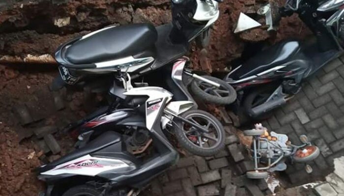 Sejumlah sepeda motor milik penghuni kontrakan di Wisma Indah, Kel. Pondok Ranji yang berjatuhan akibat tanah amblas. (anton)