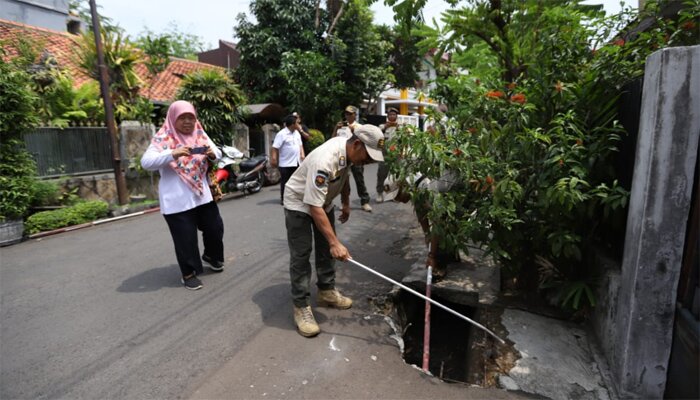 petugas berusaha menangkap anjing liar di wilayah Duren Sawit. (Ifand)