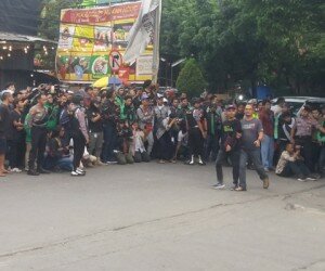 ratusan warga dan pengendara lihat jalannya evakuasi tas mencurigakan dengan menutup jalan Kartini (angga)