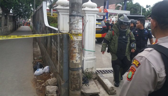 tas mencurigakan diduga bom di Gang Anggrek Jalan Raya Kartini (angga)