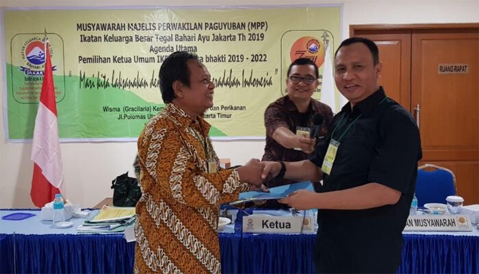 Pimpinan sidang musyawarah (kiri) secara simbolis menyerahkan berita acara hasil pemilihan pengurus dan dokumen kepengurusan IKBT kepada Ketum IKBT, DR.Tafaqur Rozak ( kanan). (ist)