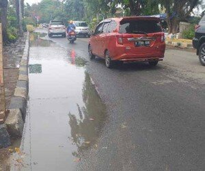 Genangan seperti di Jl Veteran menghawatirkan bisa memicu dampak kerusakan jalan. (chotim)