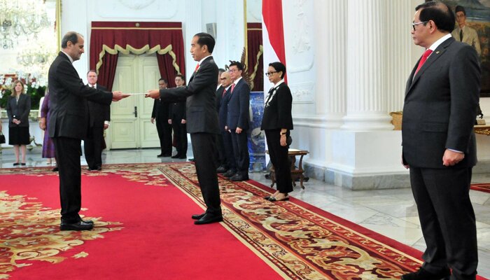 Presiden Jokowi didampingi Menlu Retno Marsudi dan Seskab Pramono Anung menerima Surat Kepercayaan dari Dubes Iran di Jakarta, Mohammad Khos Heikal Azad, di Istana Merdeka, Jakarta, Rabu (20/11) pagi. (ist/setkab)