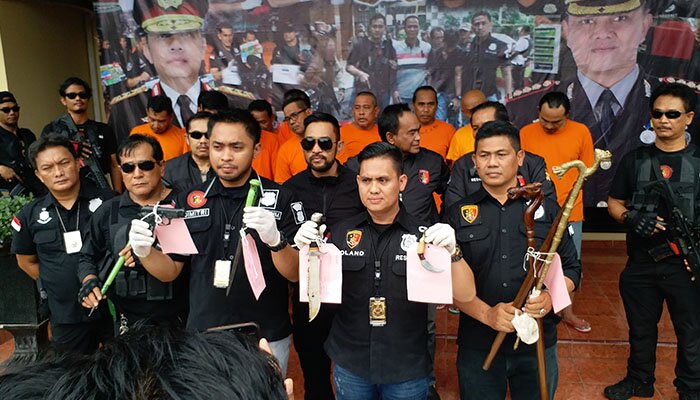 Kanit Resmob Polres Metro Jakarta Barat AKP Hasoloan didampingi Kanit Kriminal Umum Iptu Dimitri Mahendra menunjukkan barang bukti milik para tersangka.