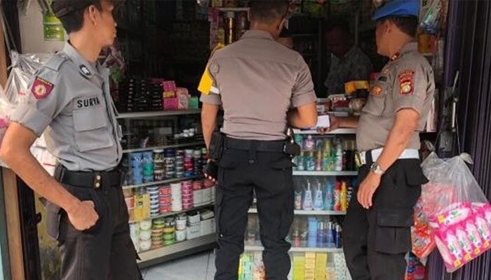 Jajaran Polsek Serpong saat melakukan operasi cipta kondisi di salah satu toko kelontong yang diduga menjual obat obatan daftar G. (anton)