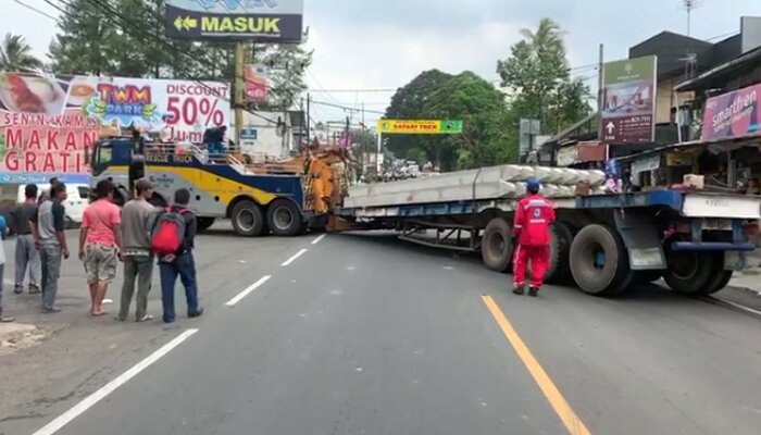 Truk bermuatan tiang beton patah as di puncak