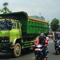 Salah satu truk bertonase besar melintas di ruas Jl. Raya Serpong, Kota Tangsel saat jam sibuk kerja. (anton)