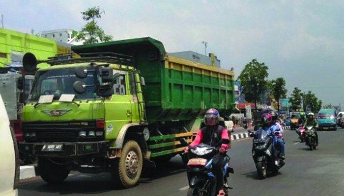 Salah satu truk bertonase besar melintas di ruas Jl. Raya Serpong, Kota Tangsel saat jam sibuk kerja. (anton)