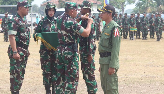 Danrem 051/Wijayakarta Cikarang saat menutup TMMD Ke-106 Di Sukawangi.(lina)