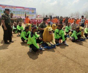 Pangdam III Siliwangi Letjen Tri Soewandono didapuk naik sisingaan pada penutupan TMMD ke 106 Kodim 0619 Purwakarta Rabu (30/10/2019) lalu.(dadan)