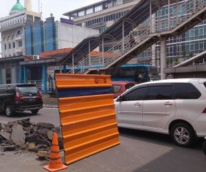 Kondisi jalan Otista Raya, Jatinegara, yang macet akibat proyek pembangunan. (Ifand)