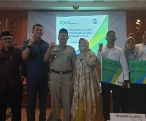 Walikota Jaksel Marullah Matali, Dir.Pelayanan BPJAMSOSTEK Krishna Syarif, Anggota Dewas Rekson Silaban bersama peserta pelatihan vokasi.(tri)