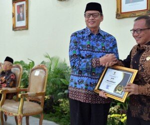 Gubernur Banten, Wahidin Halim saat menerima Anugerah Keterbukaan Informasi Badan Publik dari Ketua Komisi Informasi Pusat, Gede Narayana di Istana Wakil Presiden RI