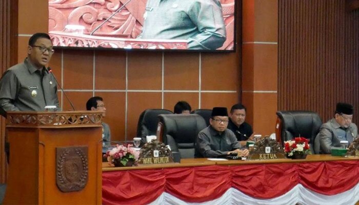 Wakil Wali Kota Depok Pradi Supriatna didampingi Ketua DPRD Depok Yusuf Syahputra saat rapat paripurna di gedung DPRD Depok. (anton)