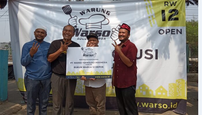 CEO Warso Wahyu Indra (dua dari kiri) bersama warga memperkenalkan warung "Warso" ke masyarakat beji RW. 12. (Angga)