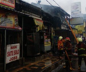 Sejumlah anggota Damkar Kota Depok tengah memadamkan api di empat kios Jalan Raya Margonda, Depok. (anton)