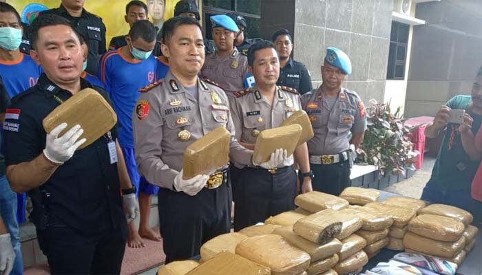 Kapolres Karawang AKBP Arif Rachman memperlihatkan barang bukti 80 kg ganja kering siap edar yang disita dari empat tersangka pelaku narkoba yang diringkus petugas Satresnarkoba Polres Karawang. (dadan)