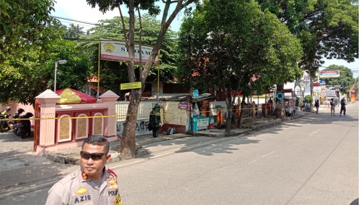 Kapolrestro Depok AKBP Azis Andriansyah menutup jalan Raya Kartini dalam proses sterilisasi tas mencurigakan depan GBI oleh Tim Gegana Jihandak Mabes Polri (angga)