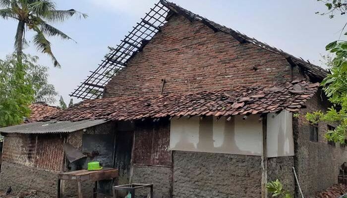 Genteng rumah warga beterbangan tertiup angin putting beliung di Desa Kalensari, Widasari, Indramayu, Jawa Barat. (taryani)