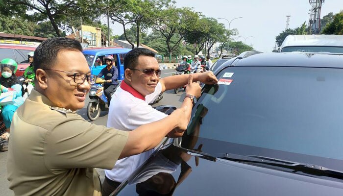 Wakil Wali Kota Depok Pradi Supriatna didampingi Kajari Depok Yudi Priyadi saat menempelkan stiker 'Generasi Milenial Anti Korupsi' ke salah satu kaca kendaraan di pertigaan Jl. Raya Margonda, Depok. (anton)