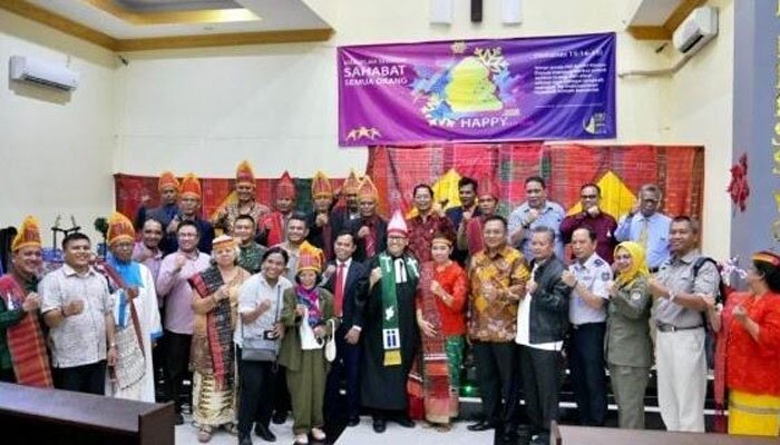 Aparat bersama pengurus gereja GKI Palsi Gunung.