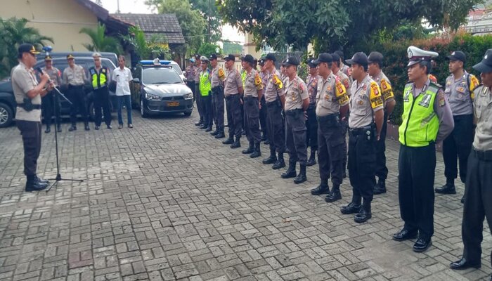 Kapolsek Sukmajaya Kompol Yudho Huntoro mengambil pimpinan apel gelar pasukan kesiapan pembuktian Natal di kapolsek Sukmajaya. (angga)