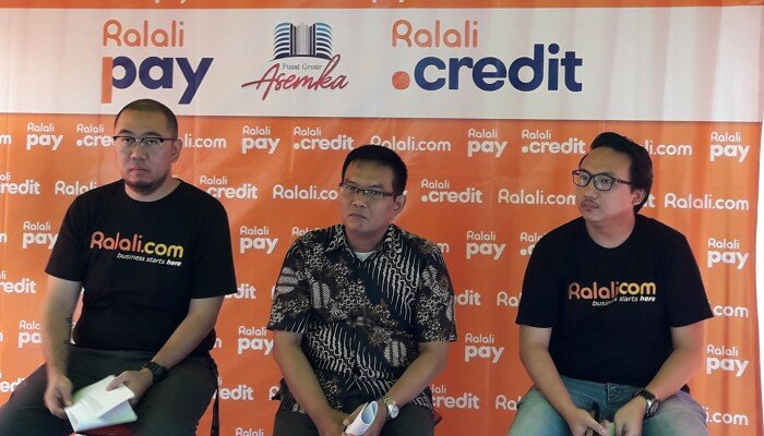 CTO Ralali.com, Irwan Suryadi (kiri), SVP Financial Business Ralali.com, Alvin Aulia Akbar (kanan), dan Building Manager Pusat Grosir Asemka, Ujang Sunarya (tengah). (Yendhi)