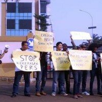 Sejumlah rekan wartawan Kota Tangsel yang mengelar aksi demo kaitan intimidasi oknum ormas terhadap satu wartawan di Tangsel. (anton)