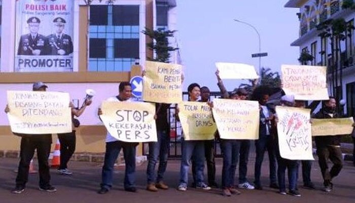 Sejumlah rekan wartawan Kota Tangsel yang mengelar aksi demo kaitan intimidasi oknum ormas terhadap satu wartawan di Tangsel. (anton)