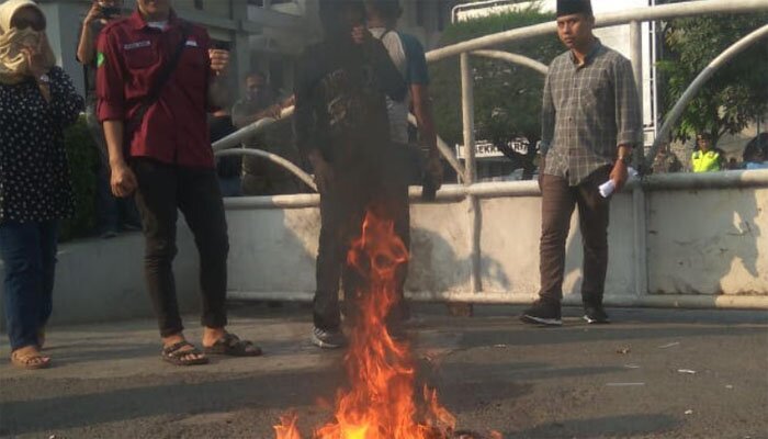 Masa bakar ban di jalan tuntut program KS-NIK dilanjutkan.(saban)