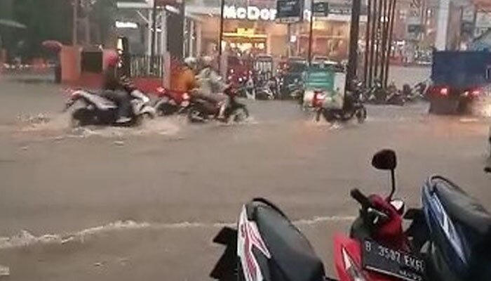 Kondisi genangan atau banjir akibat luapan Kali Licin persis di pintu masuk perumahan Maharaja depan pusat belanja DTC, Jl. Raya Sawangan, Depok. (anton)