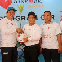 Direktur kredit UMK & usaha syariah Bank DKI, Babay Parid Wazdi menyerahkan secara simbolis bibit mangrove kepada Wakil walikota Jakarta Utara, Ali Maulana Hakim. (toga)