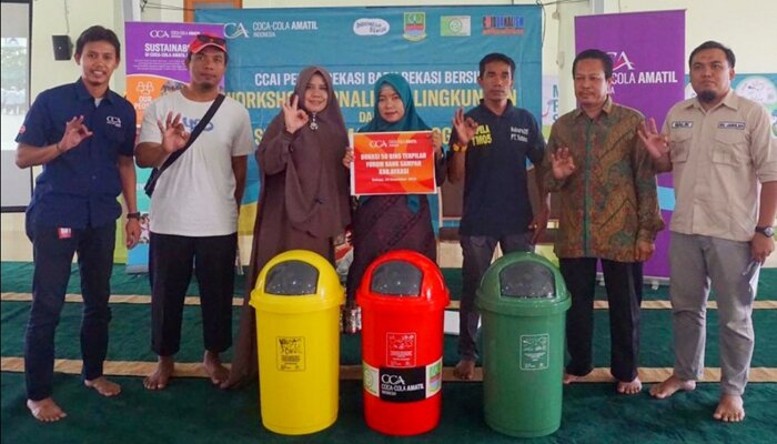 Radita A. Wicaksana, Corporate Affairs Executive CCAI bersama H.M. Suhapli, Ketua Forum BSB dan warga saat menyerahkan tempat sampah. (lina)