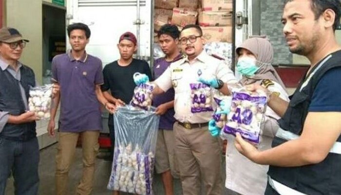 petugas Balai Karantina Pertanian Kelas II Cilegon saat mengamankan bakso daging pada Operasi Patuh Karantina