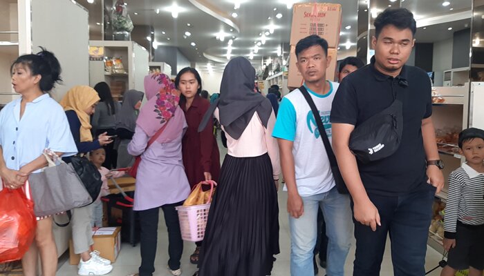 Pusat belanja oleh-oleh di Lampung ramai dikunjungi wisatawan.(koesma)