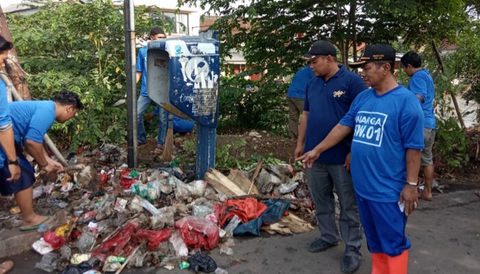 Warga RW 01 Margamulya melakukan grebek K3 antisipasi ular.(chotim)