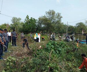 Prajurit Lanal Batuporon Terjun Kerja Bakti Bersihkan Sungai.