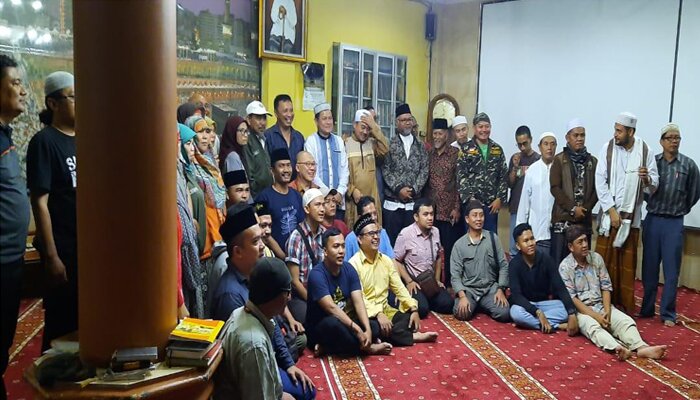 Puluhan pemuka agama, lembaga Islam serta organisasi kemasyarakatan usai menggelar dialog dan silaturahmi di Majlis Ponpes Al–Ghozali Bogor Tengah, Kota Bogor. (yopi)