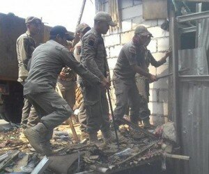 Sejumlah anggota Satpol PP Depok saat membongkar bangunan liar di atas saluran air Pasar Kemiri Muka, Beji. (anton)