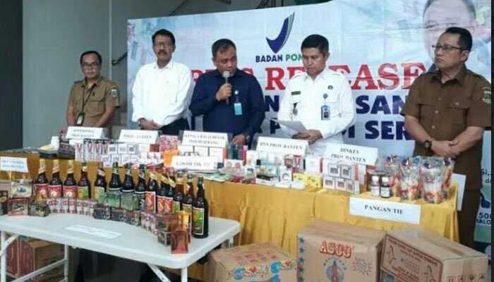 BPOM Serang bersama obat serta kosmetik ilegal yang disita. (ist)