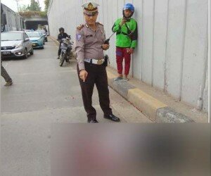 diduga stress seorang pria lompat dari atas Underpass Senen. (silaen)