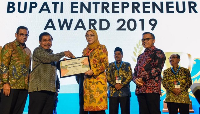 Bupati Purwakarta, Anne Ratna Mustika mendapat penghargaan Enterpreneur Awards 2019