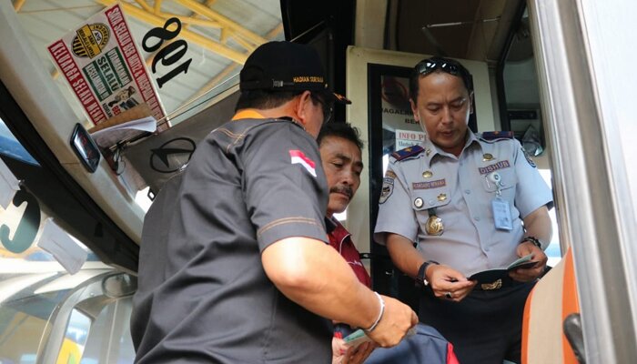 Kadishub Kota Depok Dadang Wihana saat melakukan rampcheck ke beberapa bus luar kota di Terminal Jatijajar, Tapos. (anton)